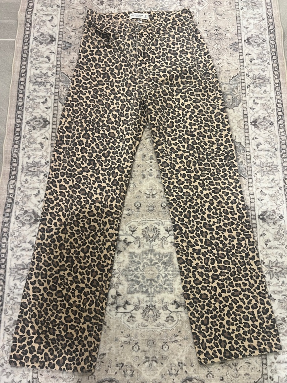 Abercrombie & Fitch Curve Love Leopard 90s Relaxed High Rise. 0/25